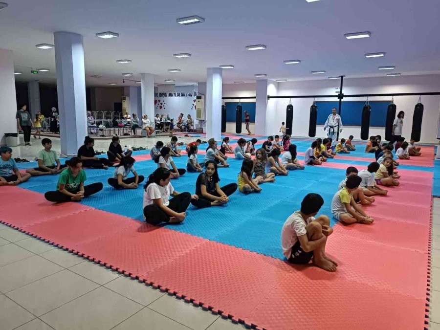 Kemer’de Ücretsiz Karate Ve Kick Boks Kursları Veriliyor