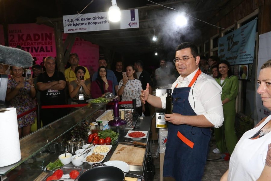 Tütüncü, Kadın Kooperatifleri Festivali’nde Yemek Pişirdi