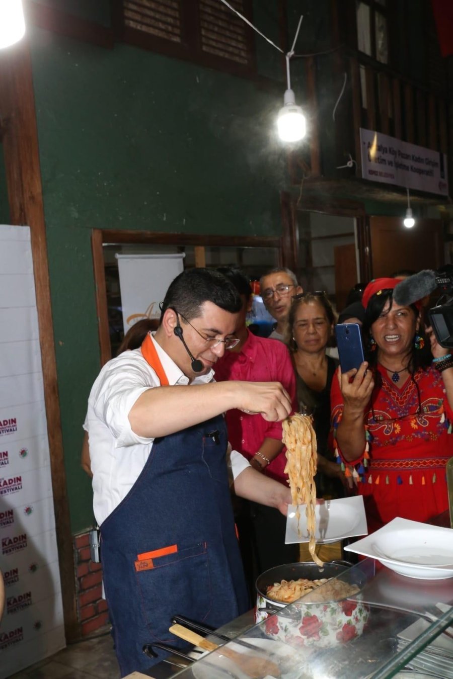 Tütüncü, Kadın Kooperatifleri Festivali’nde Yemek Pişirdi