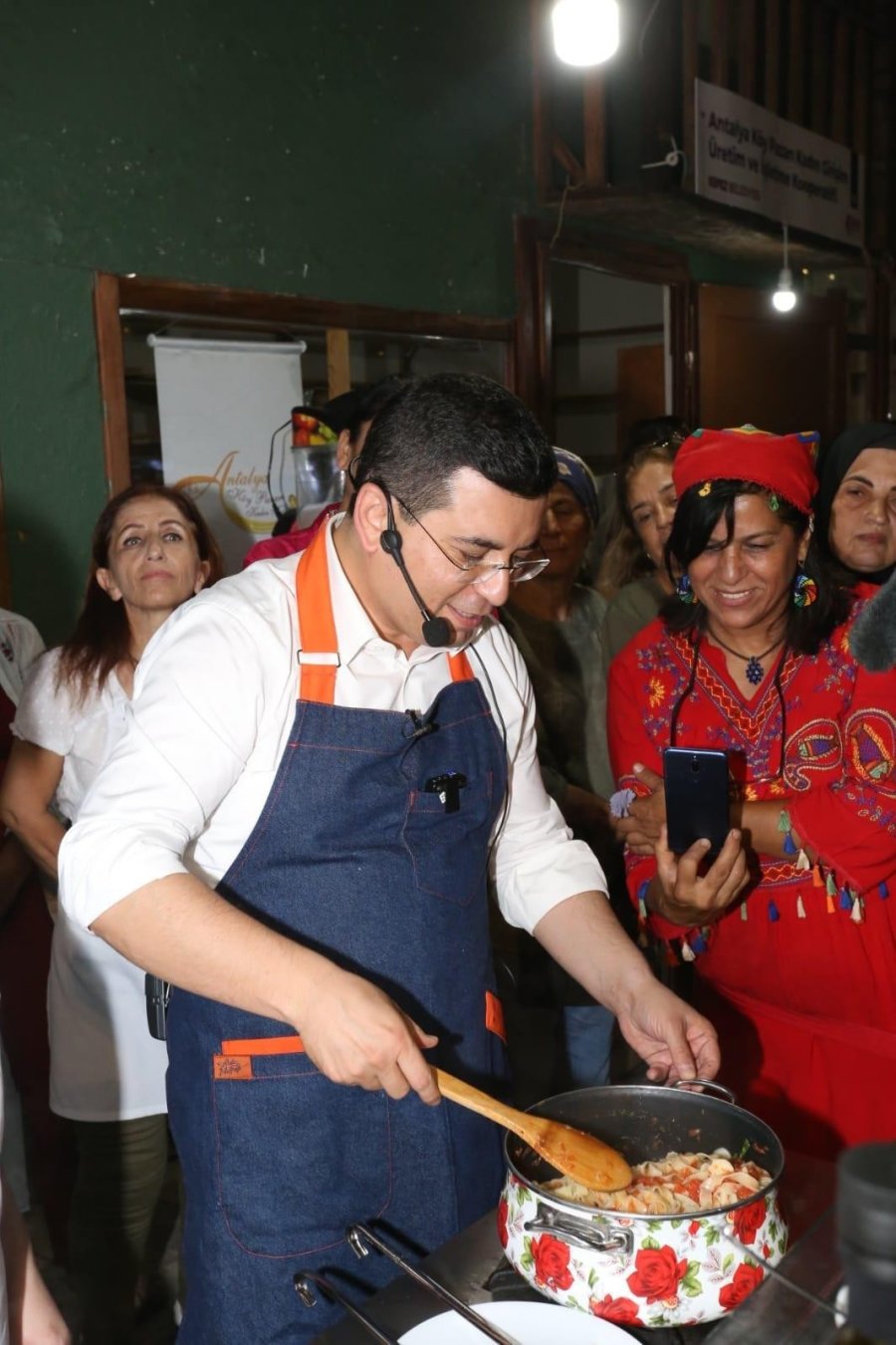 Tütüncü, Kadın Kooperatifleri Festivali’nde Yemek Pişirdi