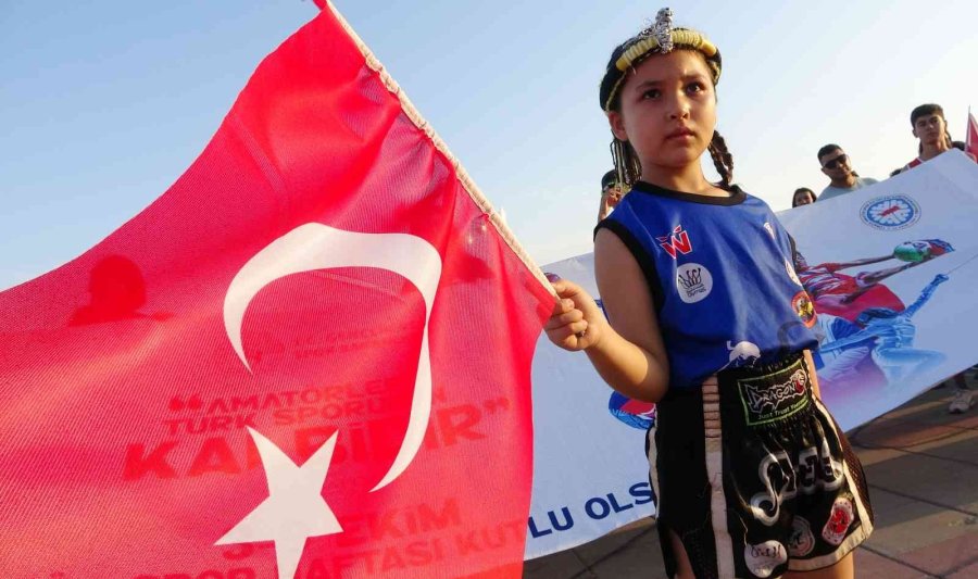 Sporcular ’amatör Spor Haftası’nı Yürüyüşle Kutladı