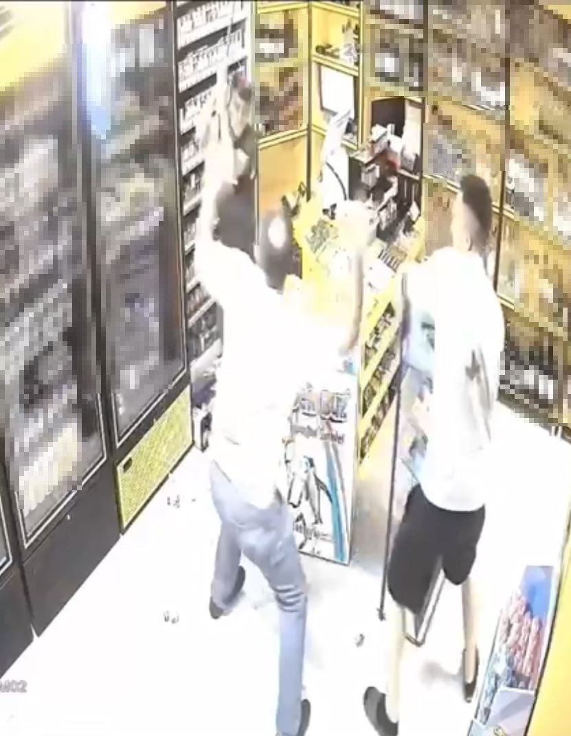 Baba Ve Oğlunun, Genç Marketçiyle Kavga Anları Kamerada