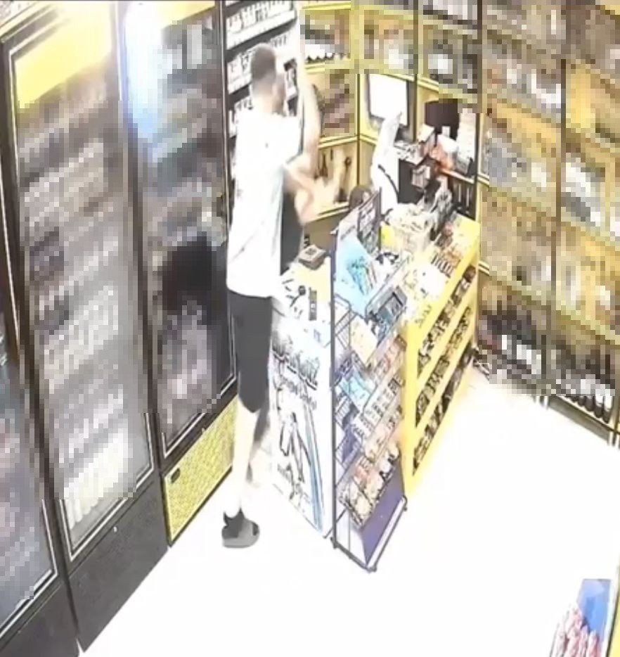 Baba Ve Oğlunun, Genç Marketçiyle Kavga Anları Kamerada