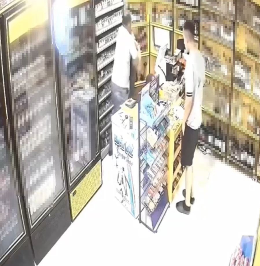 Baba Ve Oğlunun, Genç Marketçiyle Kavga Anları Kamerada