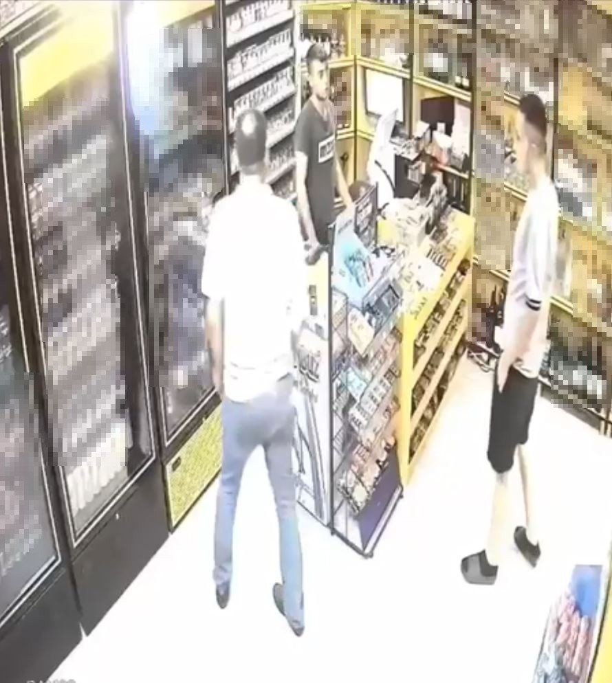 Baba Ve Oğlunun, Genç Marketçiyle Kavga Anları Kamerada