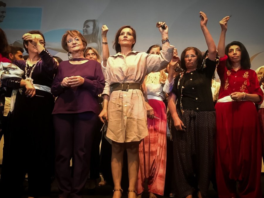 Altın Portakal’da Kadınlardan Oluşan Film Ekibi Söyleşi Sonrasında Saçlarını Kesti