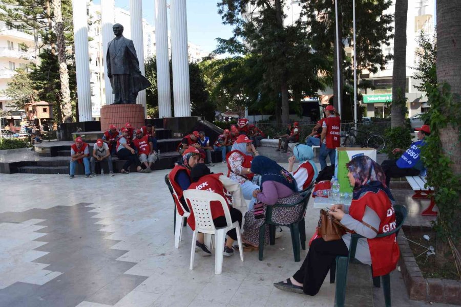 Kumluca’da Belediye İşçileri Greve Başladı