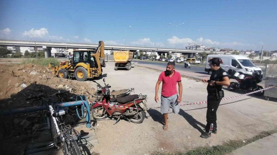 Dökülen Hafriyat Toprağının Altından Motosiklet Çıktı