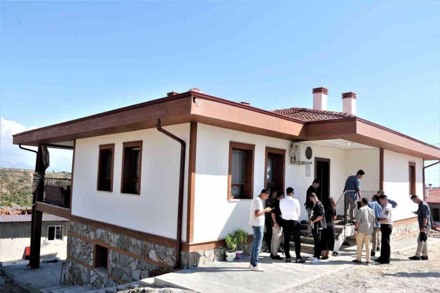 Bakan Çavuşoğlu Toki Tarafından Teslim Edilen Evleri Gezdi