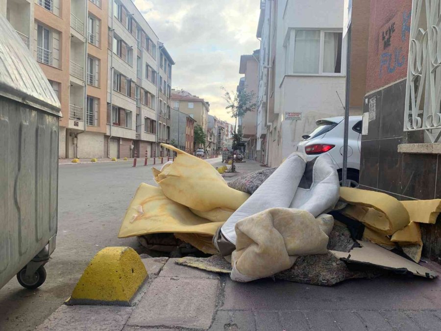Çöp Konteynırına Atılan Eşya Parçaları Tüm Sokağı Kapladı