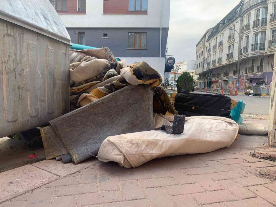 Çöp Konteynırına Atılan Eşya Parçaları Tüm Sokağı Kapladı