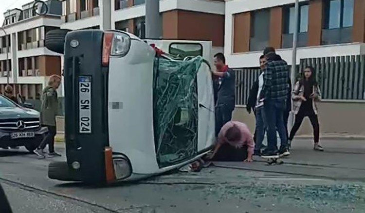 Otobüsle Hafif Ticari Araç Çarpıştı: 1 Ölü, 2 Yaralı