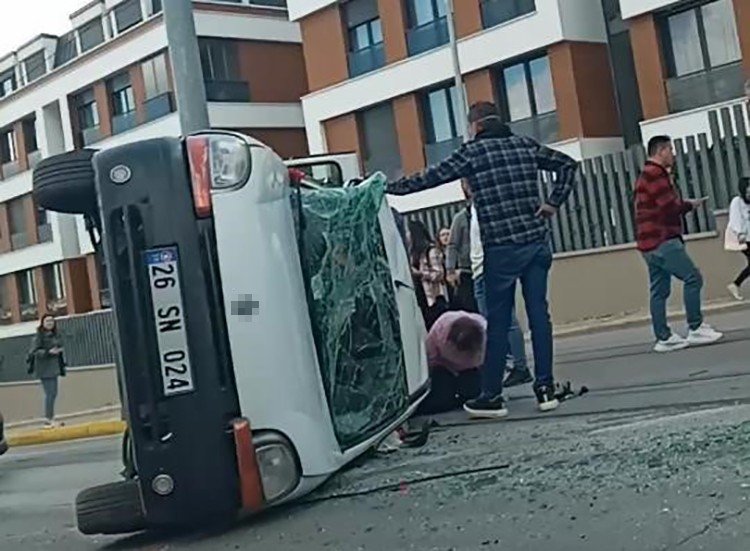 Otobüsle Hafif Ticari Araç Çarpıştı: 1 Ölü, 2 Yaralı