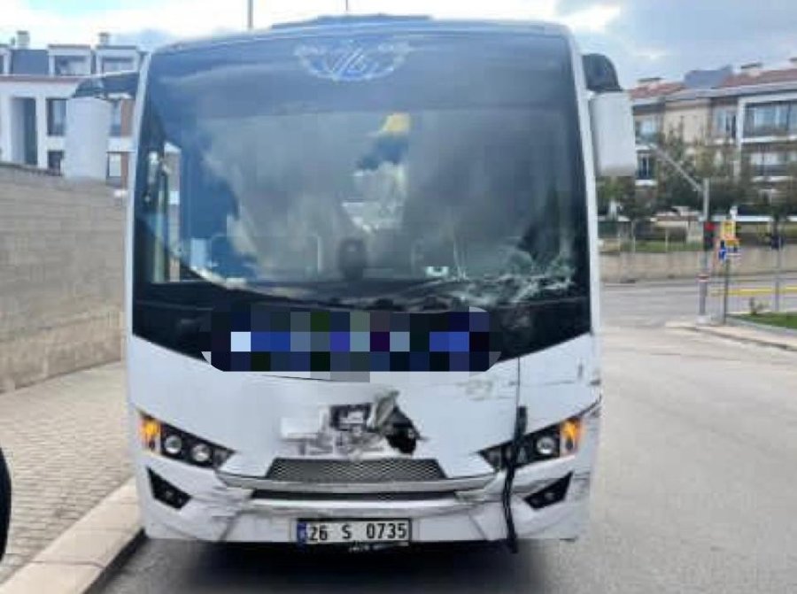 Otobüsle Hafif Ticari Araç Çarpıştı: 1 Ölü, 2 Yaralı