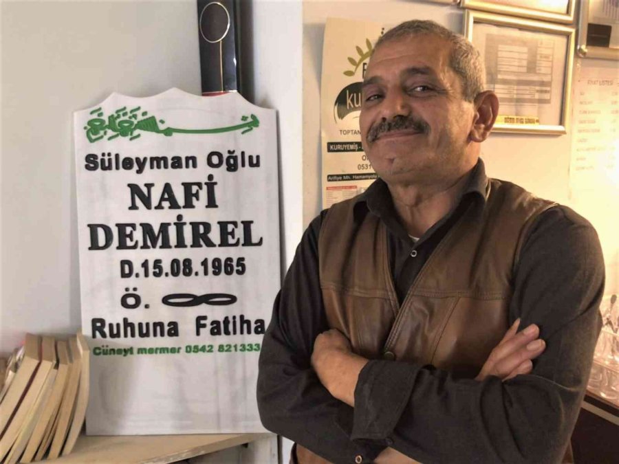 Rüyasından Etkilendi, Hayattayken Mezar Taşını Yaptırdı