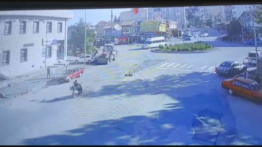 Park Halindeyken Hareket Eden İş Makinası Duvara Çarparak Durabildi