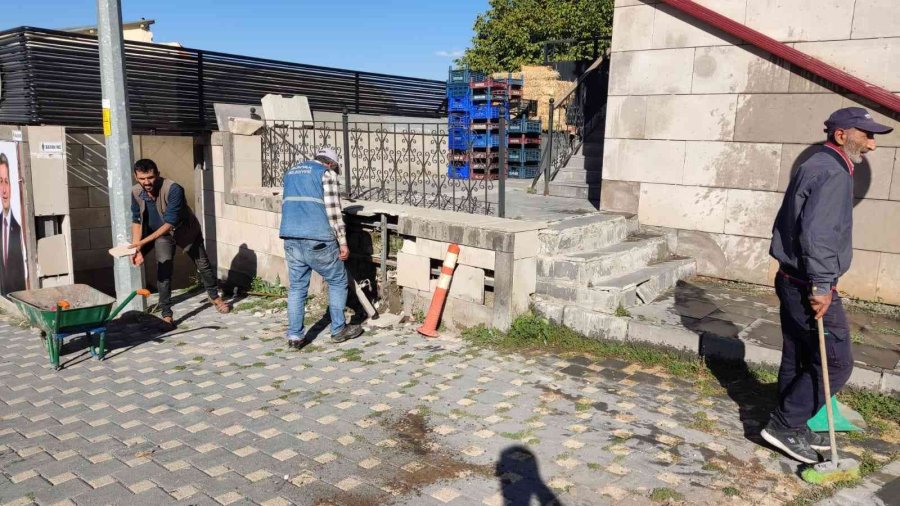 Park Halindeyken Hareket Eden İş Makinası Duvara Çarparak Durabildi