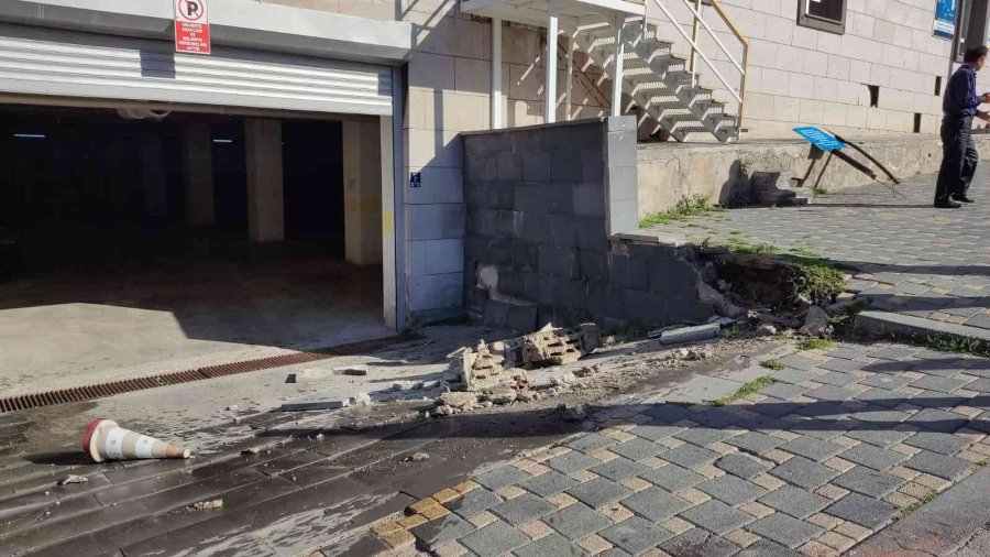 Park Halindeyken Hareket Eden İş Makinası Duvara Çarparak Durabildi