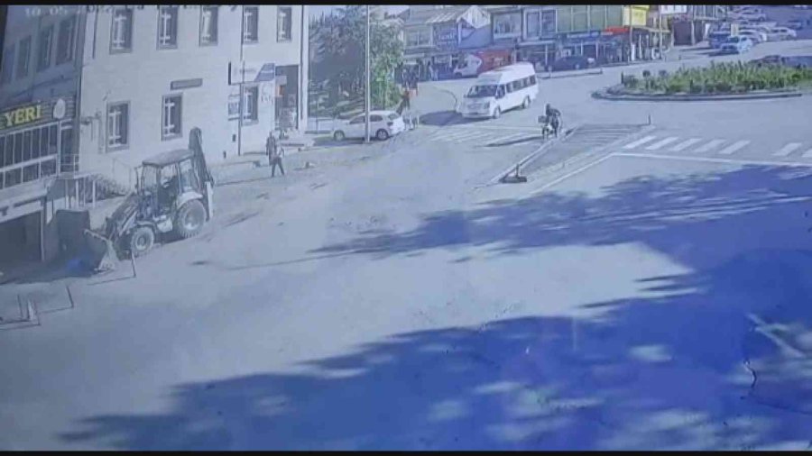 Park Halindeyken Hareket Eden İş Makinası Duvara Çarparak Durabildi