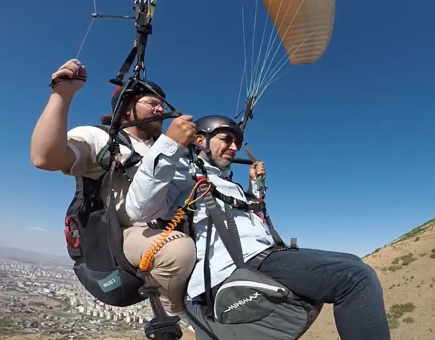 Ünlü Yazar 2000 Rakımda Kitap İmzaladı