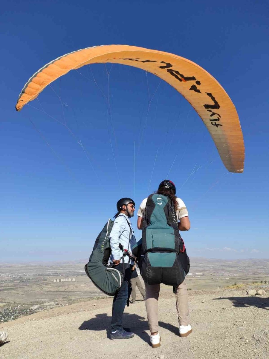 Ünlü Yazar 2000 Rakımda Kitap İmzaladı