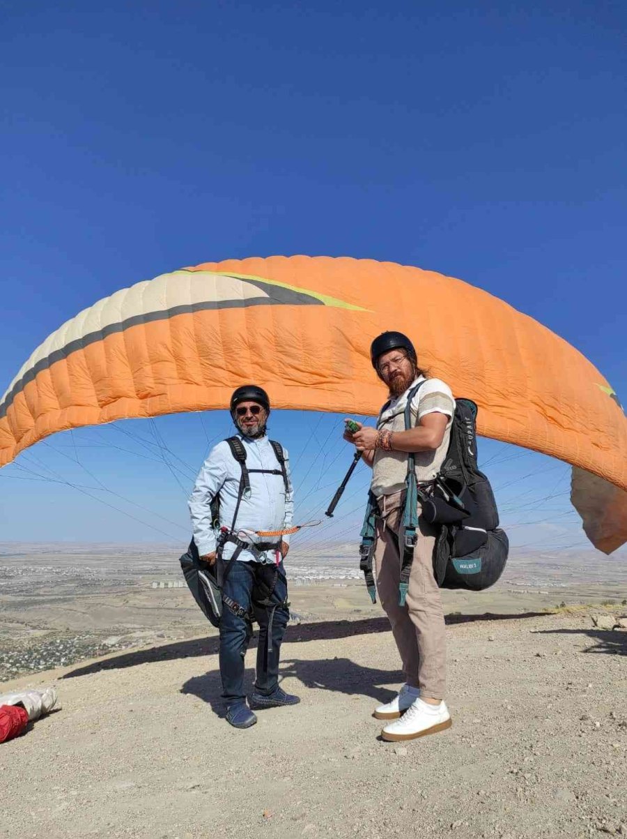 Ünlü Yazar 2000 Rakımda Kitap İmzaladı