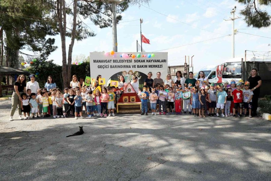 Manavgat Belediyesi’nin Kreş Öğrencileri Sokak Hayvanlarını Besledi