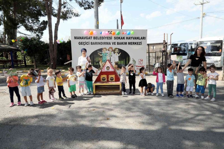 Manavgat Belediyesi’nin Kreş Öğrencileri Sokak Hayvanlarını Besledi