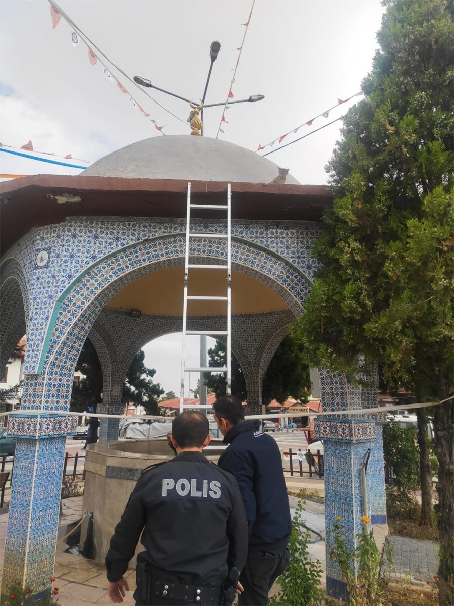 Şadırvanda Mahsur Kalan Kediyi Polisler Kurtardı