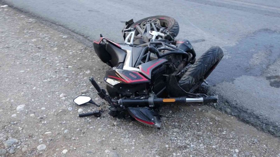 Ters Yönden Gelen Traktörle Çarpışan Motosikletin Sürücüsü Ağır Yaralandı