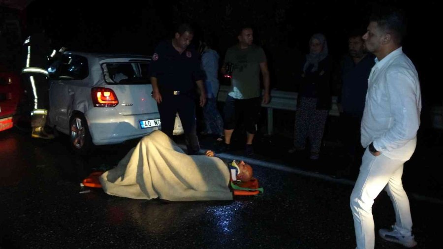 Karşı Şeride Geçen Tır, Çarpıştığı Otomobili Bariyerlerde 100 Metre Sürükledi: 3 Yaralı