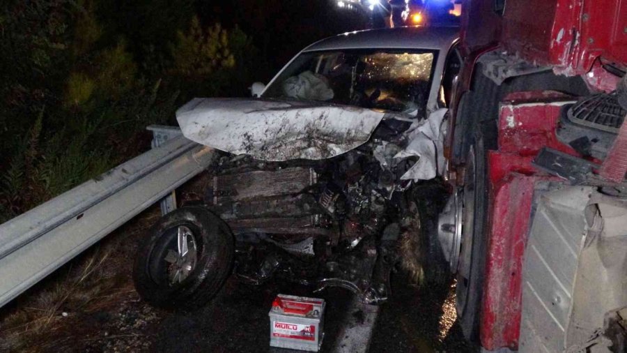 Karşı Şeride Geçen Tır, Çarpıştığı Otomobili Bariyerlerde 100 Metre Sürükledi: 3 Yaralı