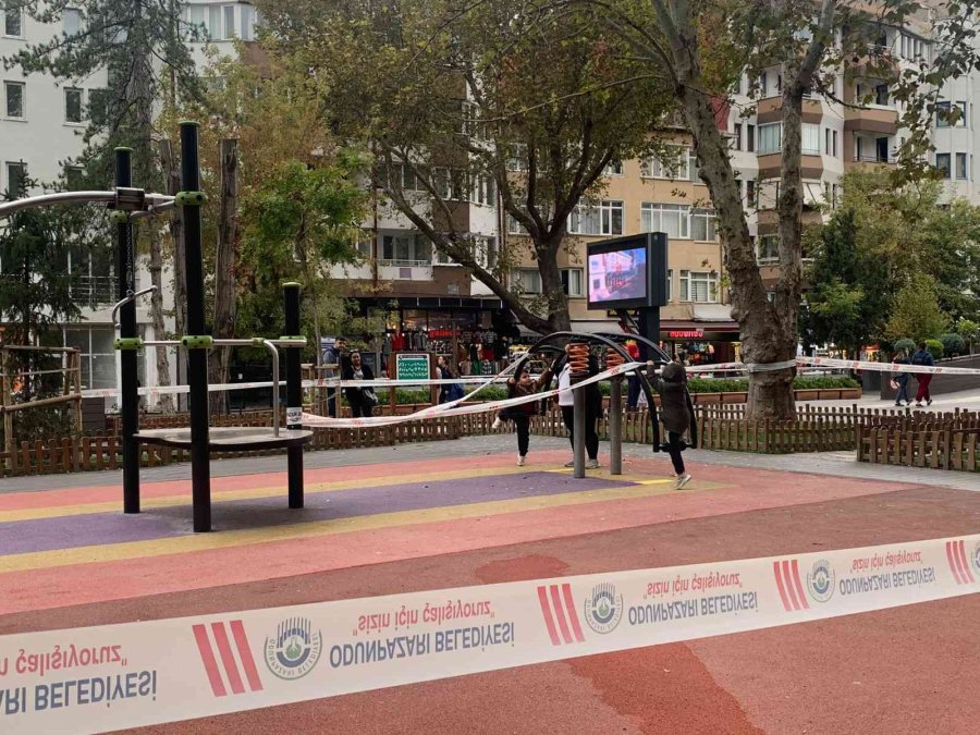 Belediyenin Şeritlerle Kapattığı Parkta Tehlikeli Oyun
