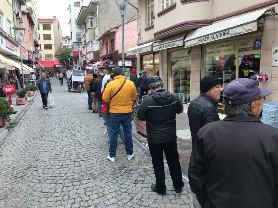 Soğuk Havaya Rağmen Eskişehirliler Helvadan Vazgeçmiyor