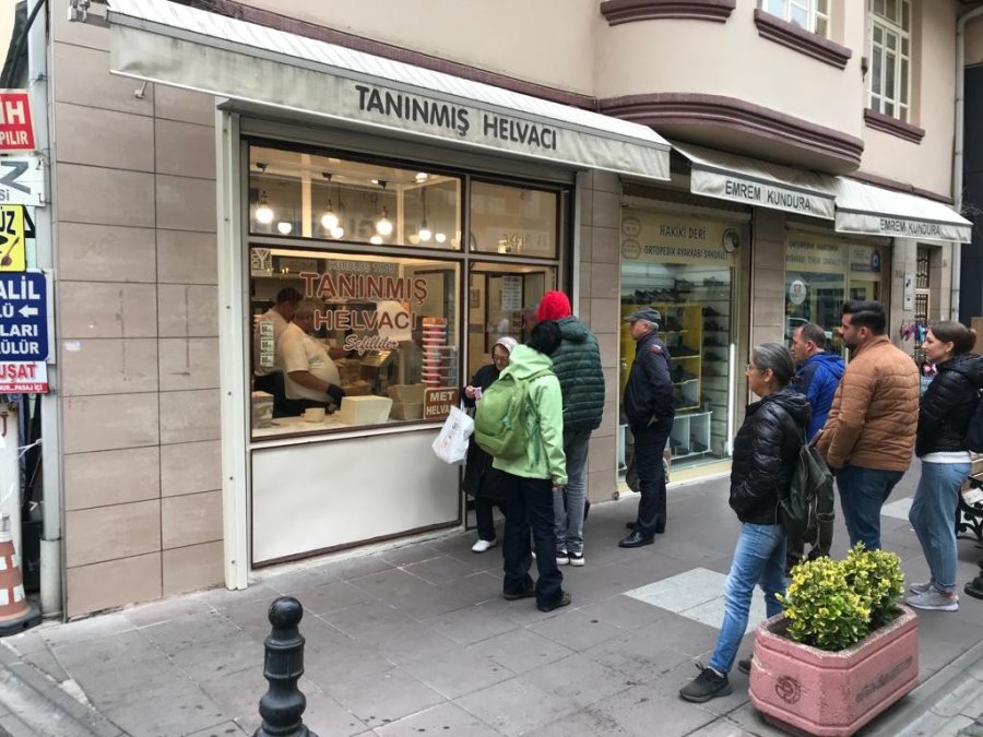 Soğuk Havaya Rağmen Eskişehirliler Helvadan Vazgeçmiyor