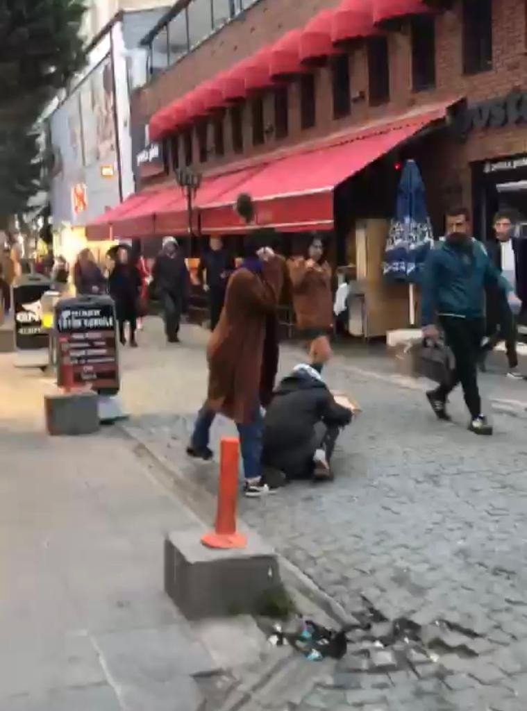 Çantasıyla Herkese Saldırdı, Vatandaş Neye Uğradığını Şaşırdı