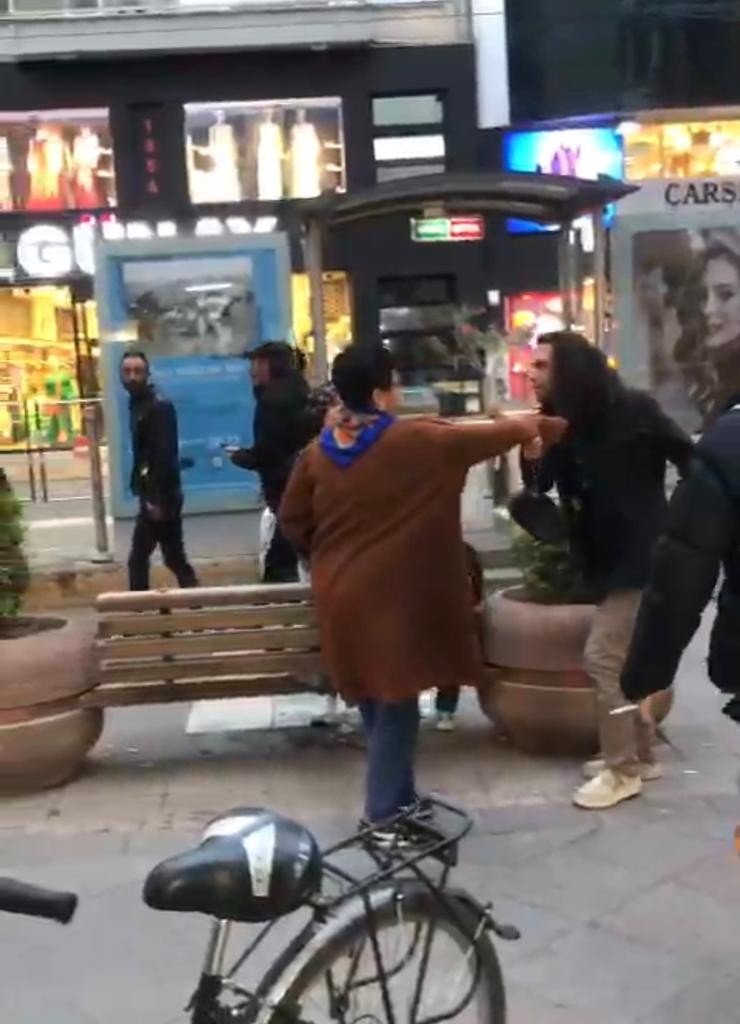 Çantasıyla Herkese Saldırdı, Vatandaş Neye Uğradığını Şaşırdı