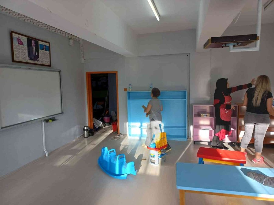 Anneler Okul Tadilatında