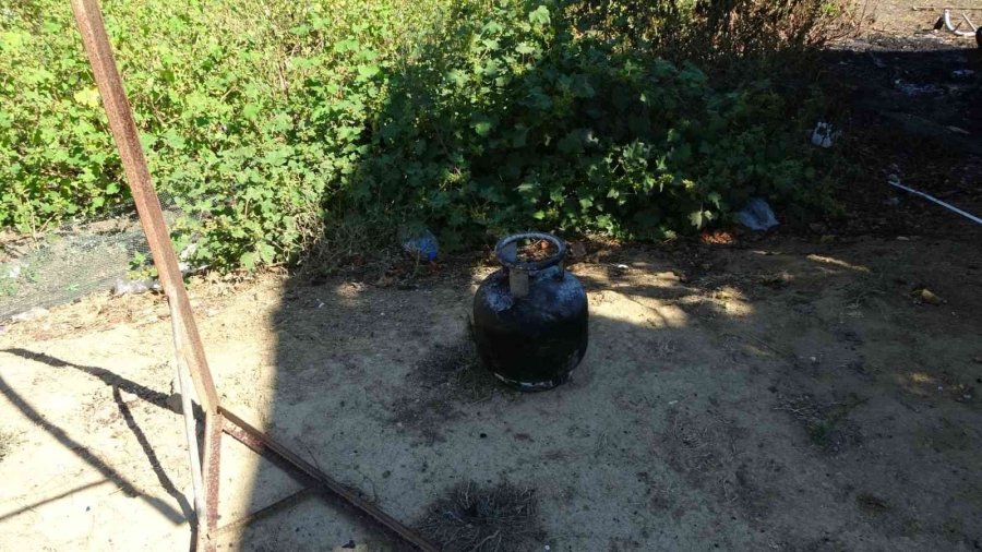 Eşi Ve Çocuğu Kendisini Terk Etti Diye Komşusunu Bıçaklayıp, Kendi Evini Yaktı