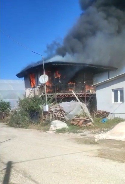Eşi Ve Çocuğu Kendisini Terk Etti Diye Komşusunu Bıçaklayıp, Kendi Evini Yaktı