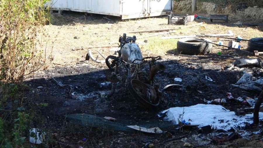 Eşi Ve Çocuğu Kendisini Terk Etti Diye Komşusunu Bıçaklayıp, Kendi Evini Yaktı