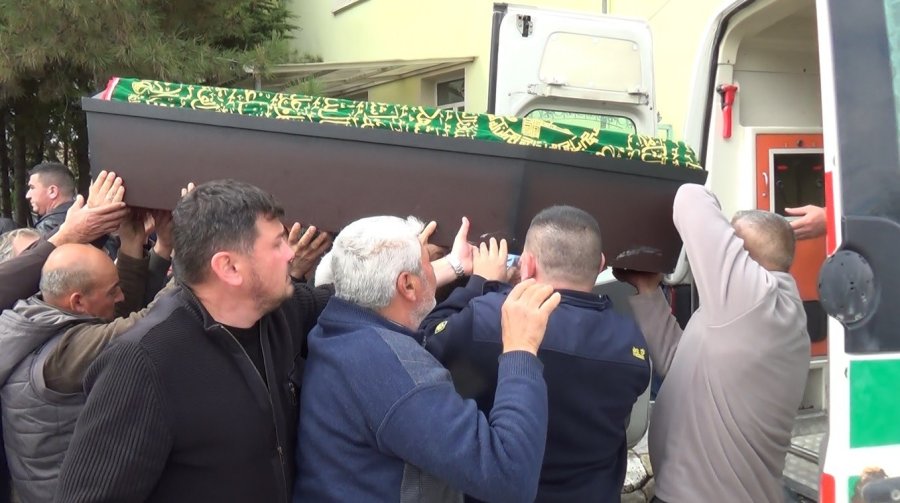 Ehliyetsiz Sürücünün Hayattan Kopardığı 7 Yaşındaki Miraç’ın Babası Cenazede Fenalık Geçirdi