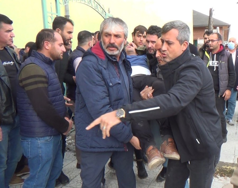 Ehliyetsiz Sürücünün Hayattan Kopardığı 7 Yaşındaki Miraç’ın Babası Cenazede Fenalık Geçirdi