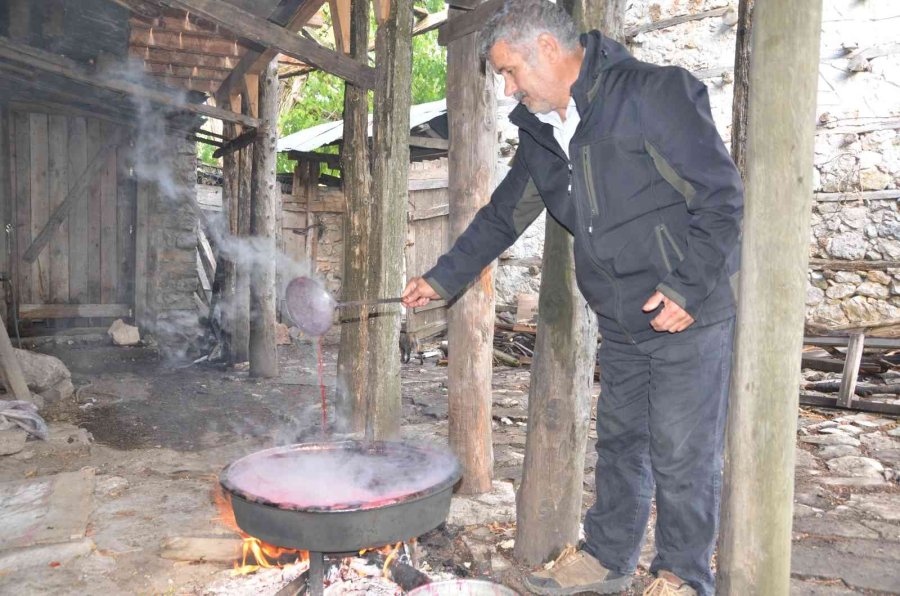 Antalyalı Kadınların Bin Bir Emekle Üretilen Nar Ekşisi Mesaisi Başladı