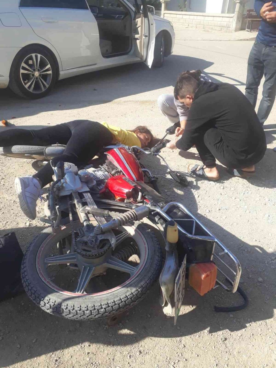 Otomobile Çarpan Motosikletin Sürücüsü Yaralandı