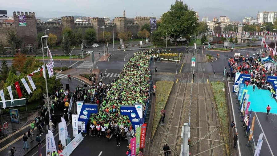 Uluslararası Kayseri Yarı Maratonu Başladı