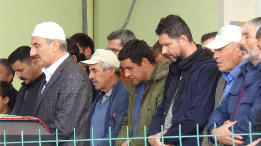 Ehliyetsiz Sürücünün Hayattan Kopardığı 7 Yaşındaki Miraç’ın Babası Cenazede Fenalık Geçirdi