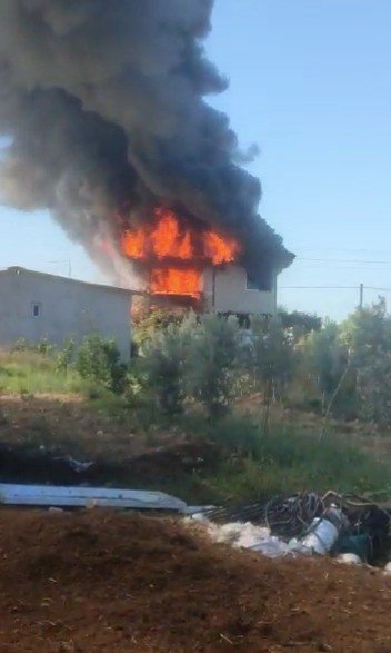 Eşi Ve Çocuğu Kendisini Terk Etti Diye Komşusunu Bıçaklayıp, Kendi Evini Yaktı