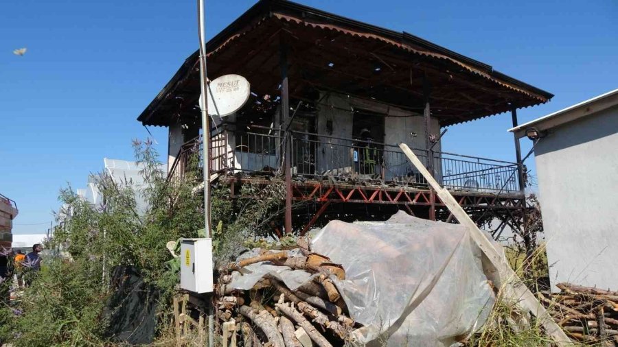 Eşi Ve Çocuğu Kendisini Terk Etti Diye Komşusunu Bıçaklayıp, Kendi Evini Yaktı