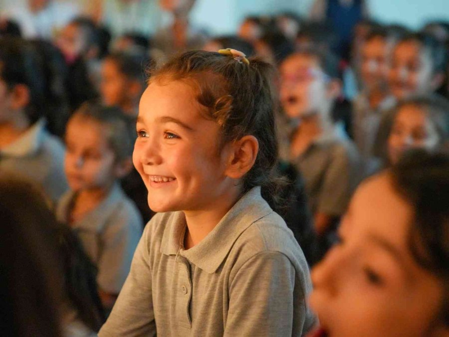 Tarsus Şehir Tiyatrosu ’neden’ Adlı Çocuk Oyununu Sahneledi
